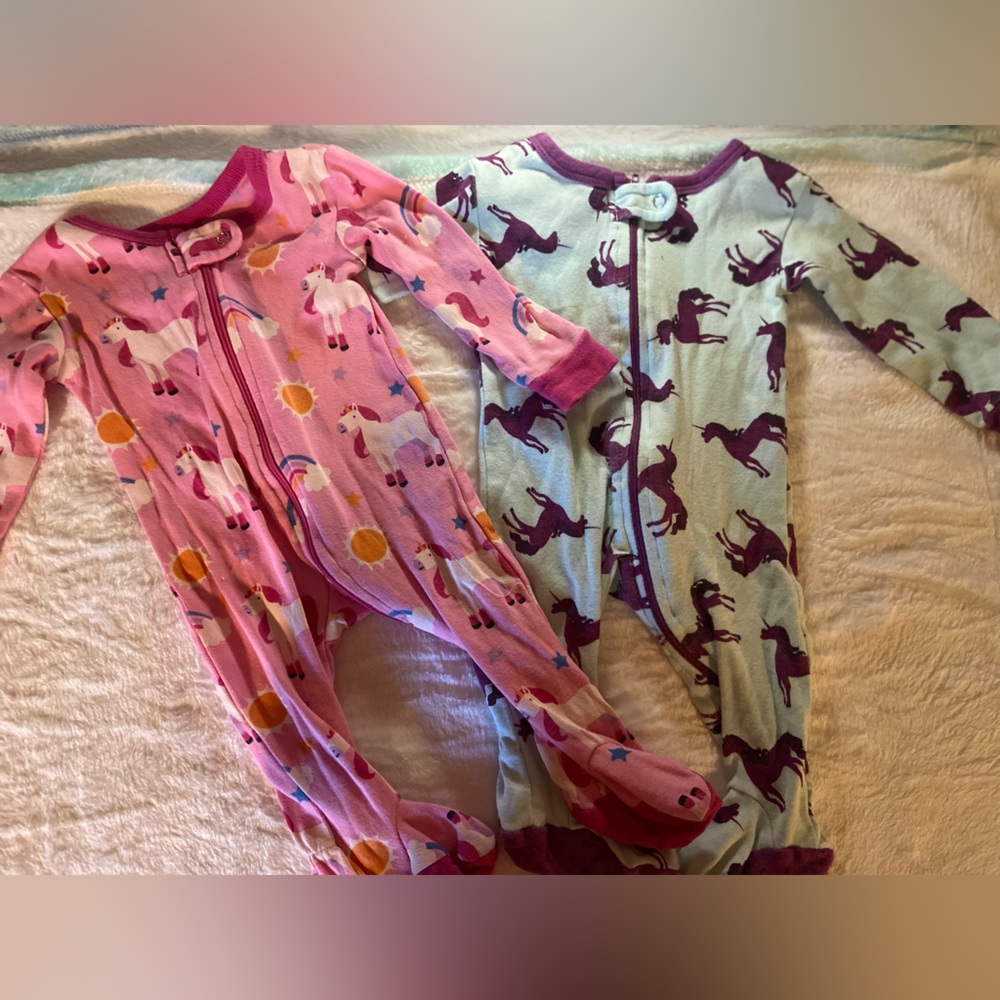 (2) leveret 0-3 month girls zip footed pajamas